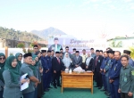 Puncak Peringatan HUT RI dan MA RI Ke-80: Pembagian Hadiah dan Pemotongan Tumpeng oleh Pengadilan Agung Taliwang.